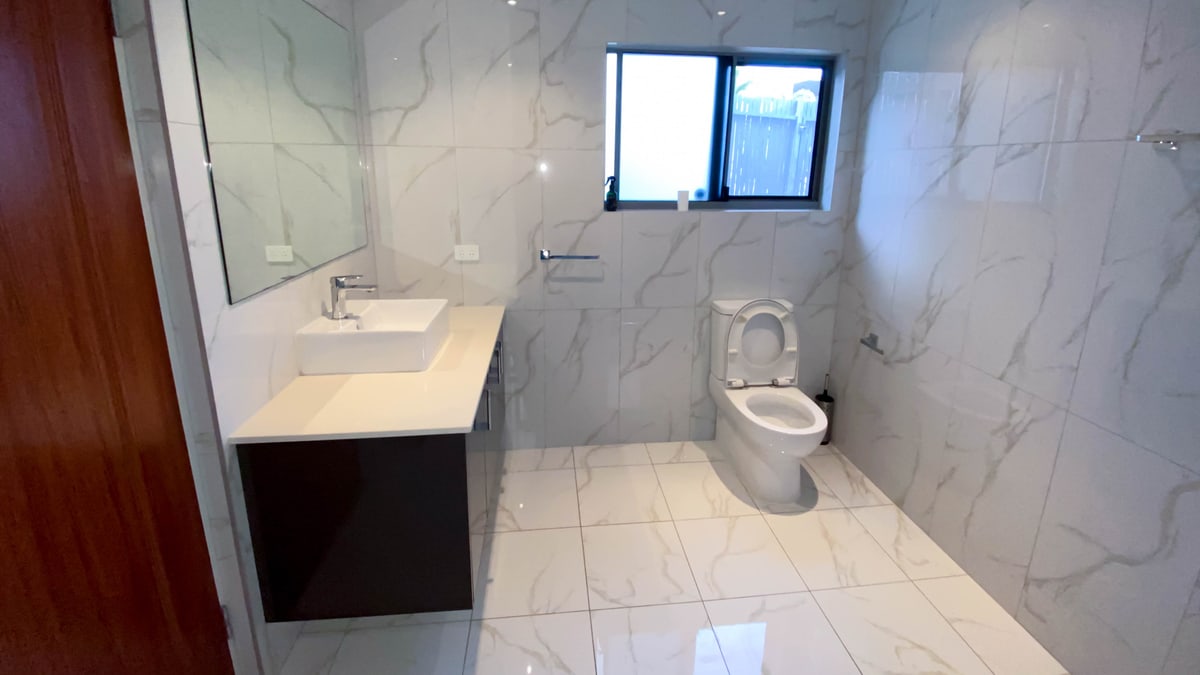 Jomajo property cleaning: bathroom vanity, tiled walls and floor